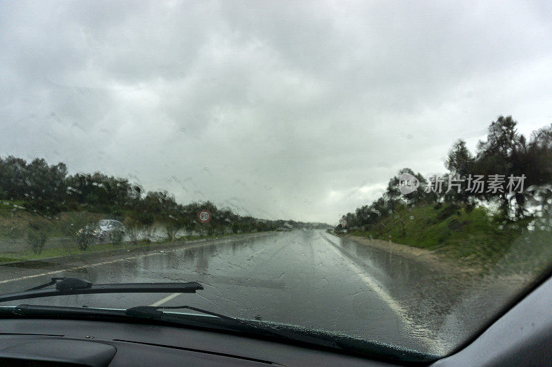 除非雨刷功能良好，否则不要在雨天开车