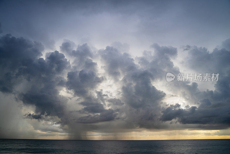在斯里兰卡的希卡杜瓦，印度洋上空的壮观的天空和大量的雨云在风景优美的日落上。