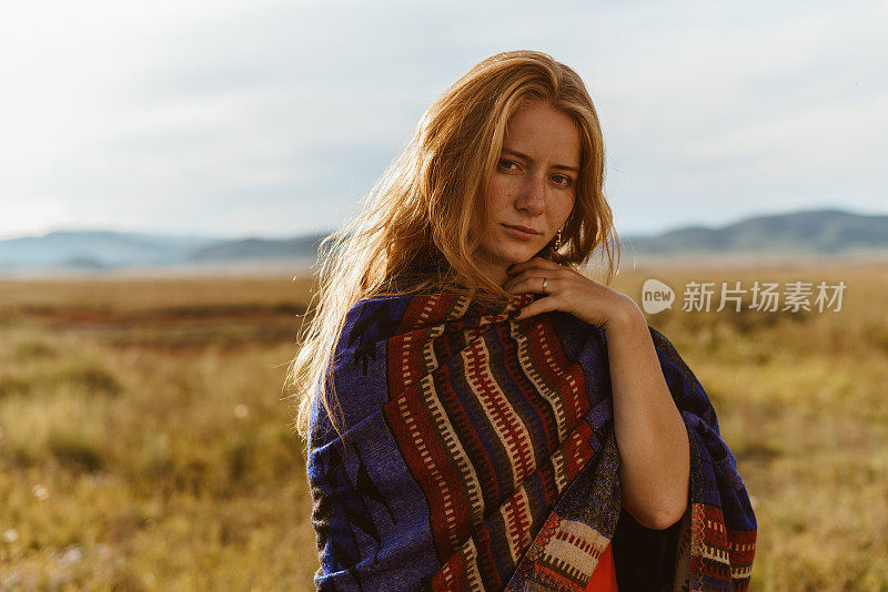 一个身穿民族服饰的红发女孩，在大草原的夕阳下沉思。西伯利亚的巫婆,巫师