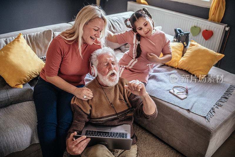 在新冠肺炎期间，祖父母和他们的孙女在家里玩得很开心