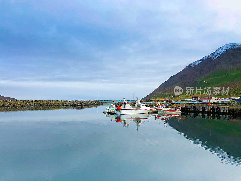 Ólafsfjörður，冰岛:有渔船的港口
