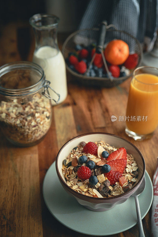 早餐配新鲜草莓、蓝莓和覆盆子的健康什锦早餐