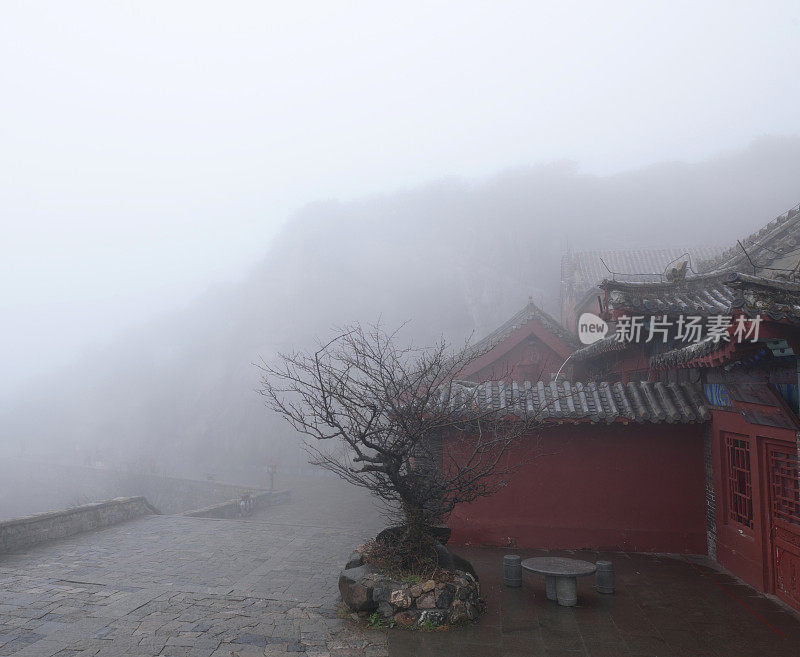 世界自然和文化遗产泰山笼罩在一片迷雾中