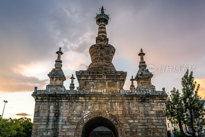金港塔或庙战寺佛塔在黄昏在官渡古镇在中国云南昆明