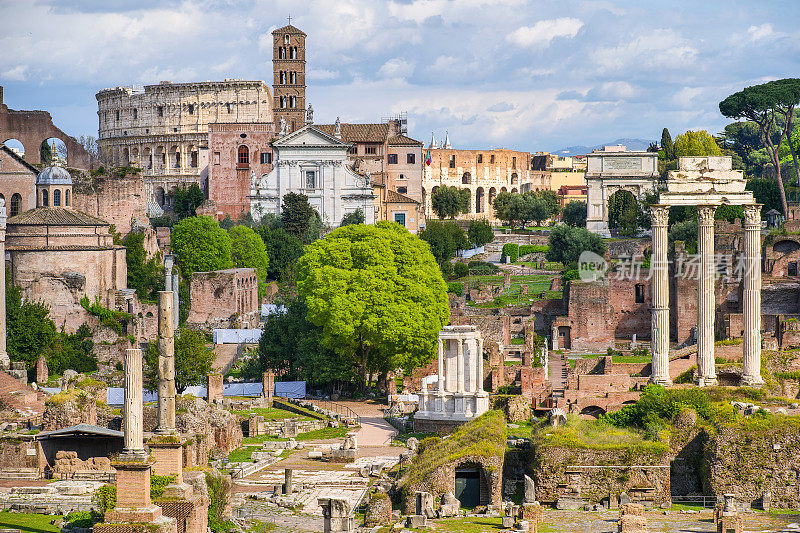宏伟的罗马广场和古罗马斗兽场位于罗马的历史中心