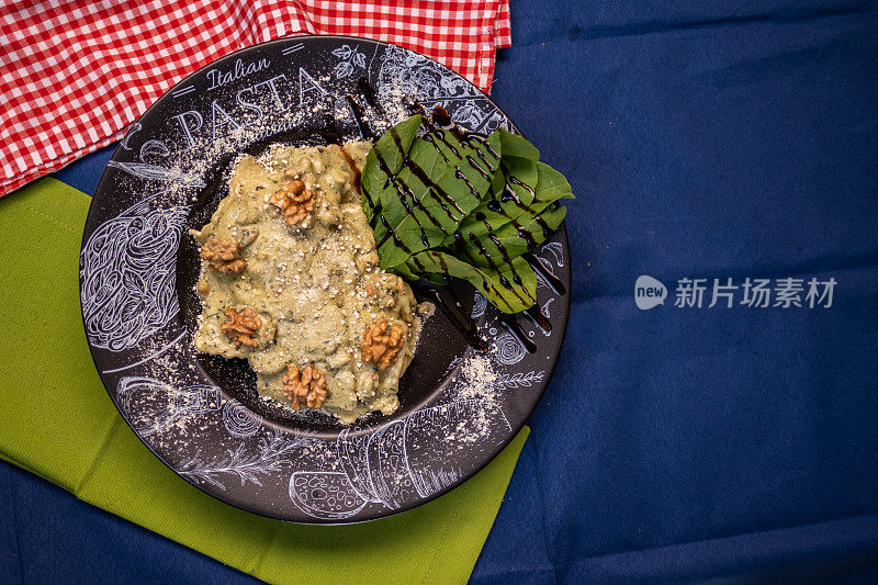 奶油酱芝麻菜和核桃馄饨