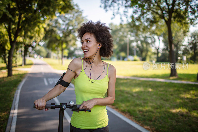 骑着电动踏板车的美国黑人妇女