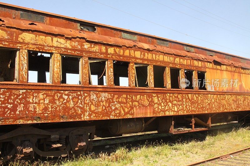 旧的生锈的废弃的火车车厢