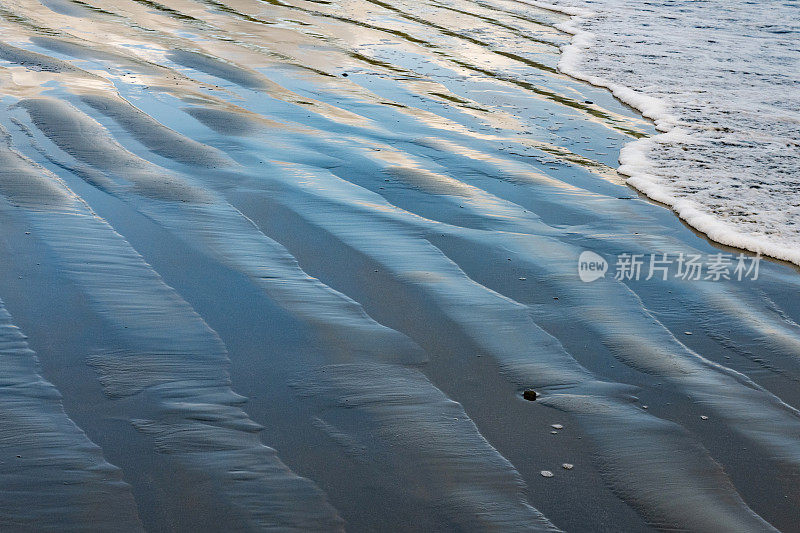 美国新月城太平洋海岸海滩上天空的抽象反射