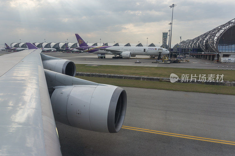 泰国航空公司降落在泰国素万那普机场，泰国航空公司是泰国的国家航空公司，在世界各地飞行超过91个目的地