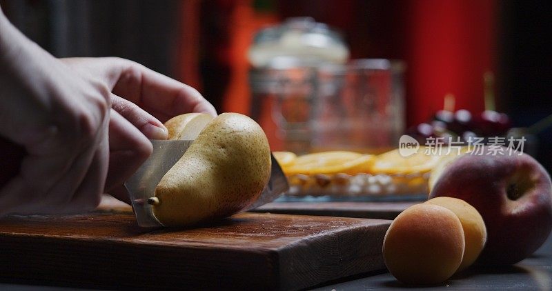 自制健康诱人的早餐，包括麦片、水果、奶油奶酪和蜂蜜