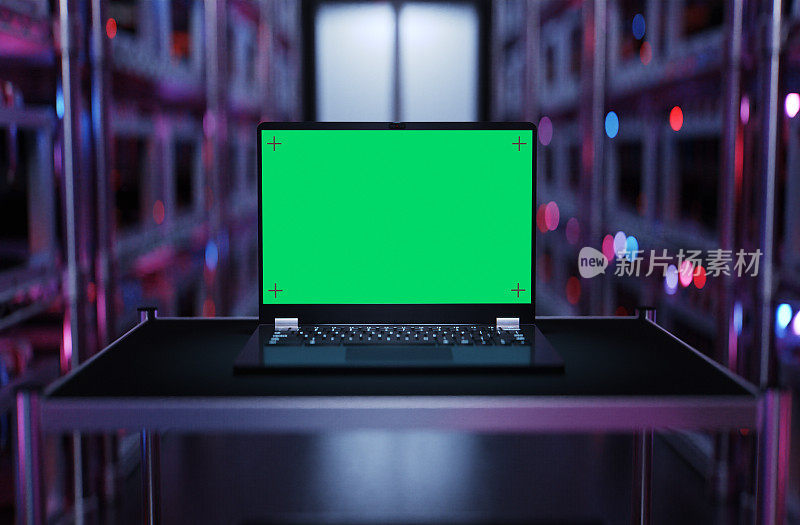 在加密采矿中心有绿色屏幕的笔记本电脑