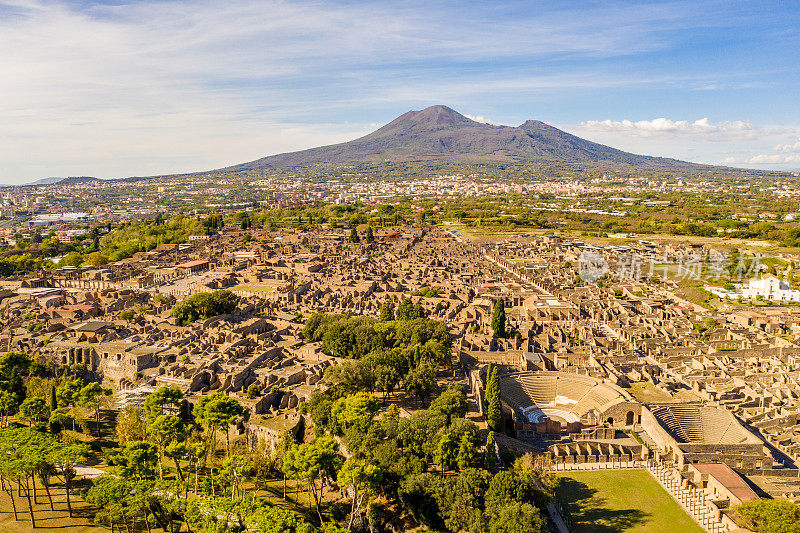 意大利庞贝古城遗址，以维苏威火山为背景