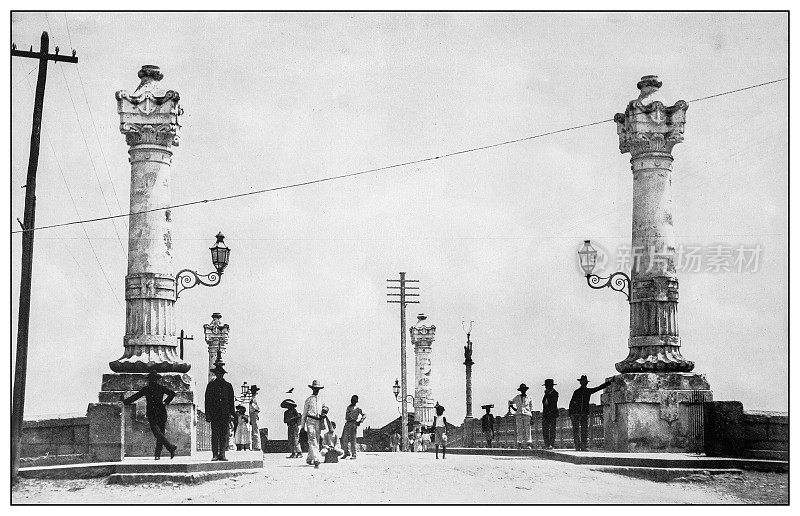 古董黑白照片:古巴马坦萨斯装饰性桥柱