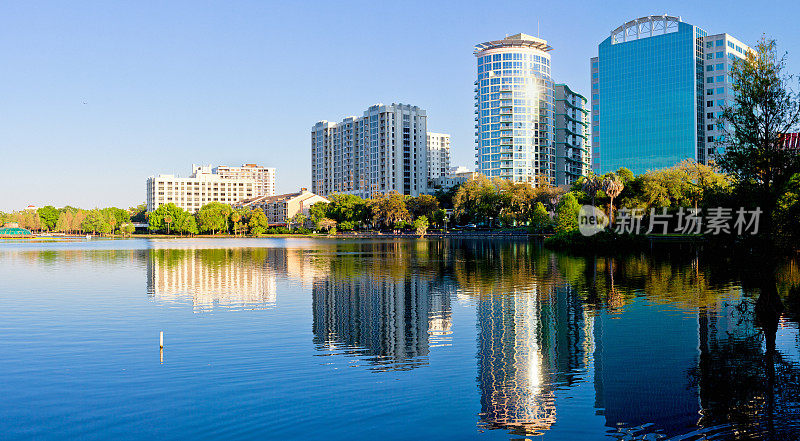 奥兰多市中心全景，湖Eola，反射