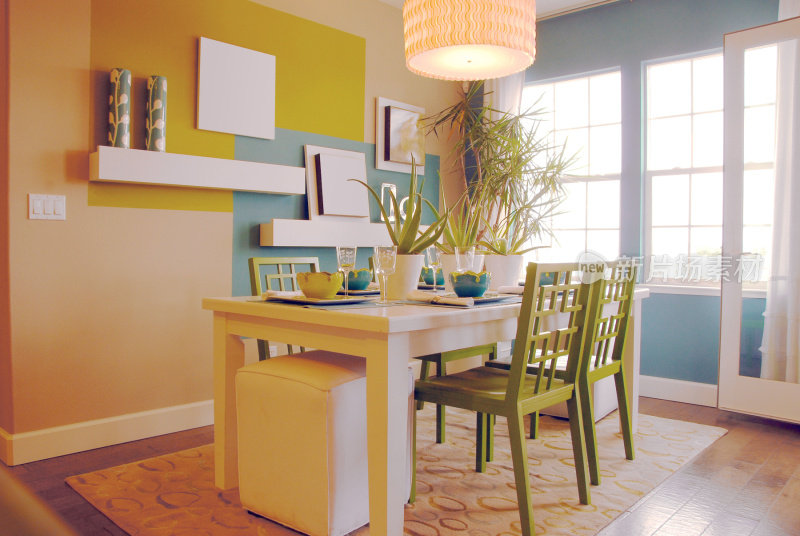 豪华的家，蓝色和黄色的厨房和绿色的椅子