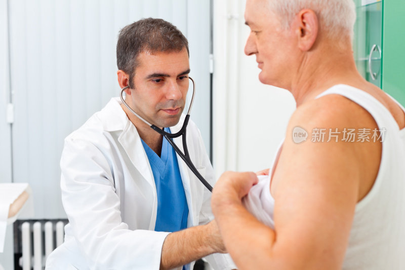 医生用听诊器检查病人