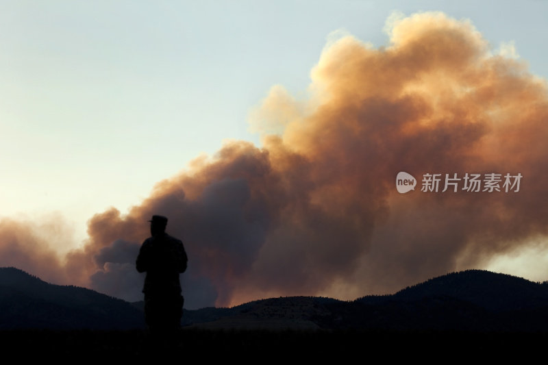 一名男子在科罗拉多斯普林斯观看森林大火