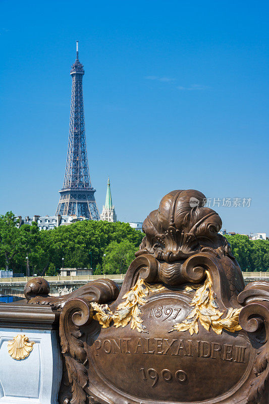 法国巴黎亚历山大三世桥和埃菲尔铁塔
