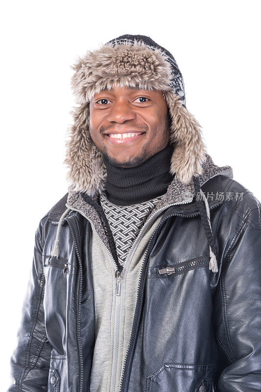 年轻的非裔美国人感到寒冷