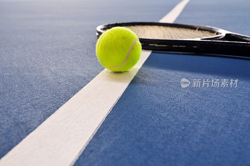 网球和球拍刚好在线上