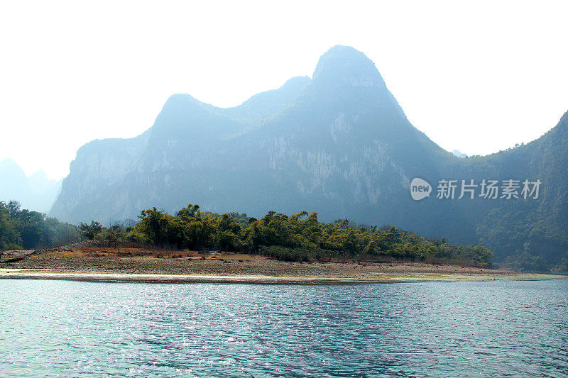 中国桂林丽江冬季风光旖旎，山水清幽
