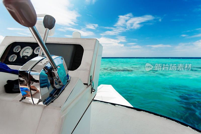 白色游艇在清澈的海洋附近的珊瑚礁，自然景观