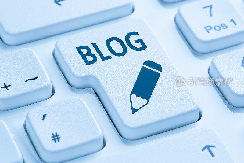 在网上写博客用蓝色的电脑键盘