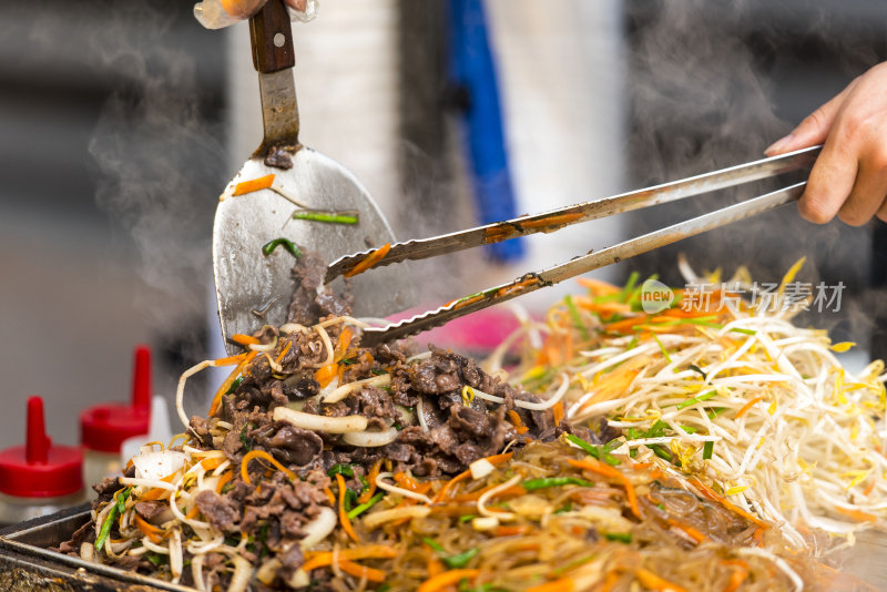 亚洲街头小吃-人们在首尔做一些食物