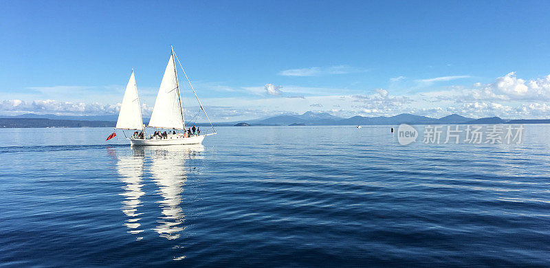 在新西兰陶波湖上航行的游艇