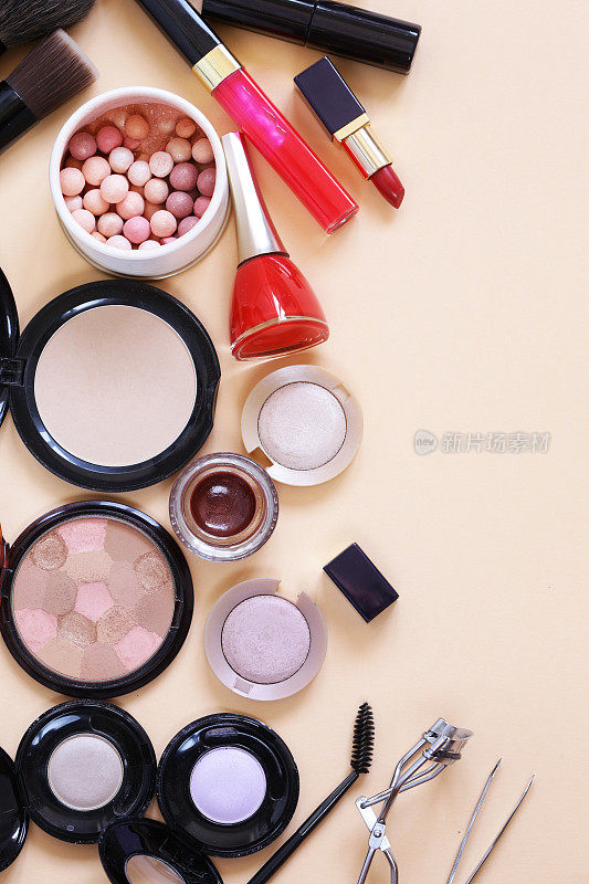 套装化妆品-化妆刷，眼影，粉，口红，指甲油