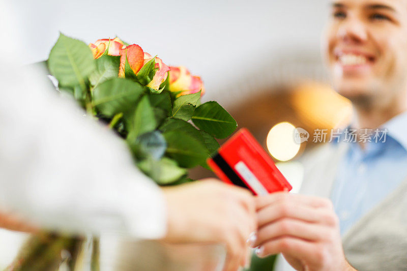 在花店用信用卡付款。