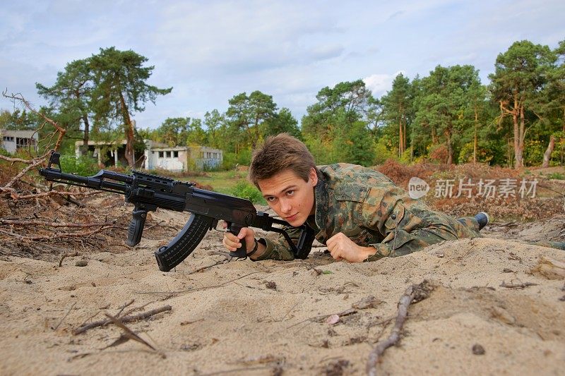 少年，穿着制服拿着步枪爬来爬去