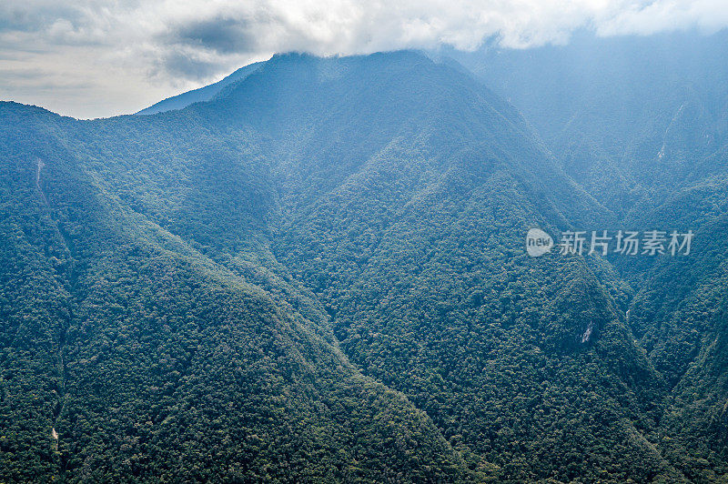 雄伟的秘鲁安第斯山脉由马丘比丘