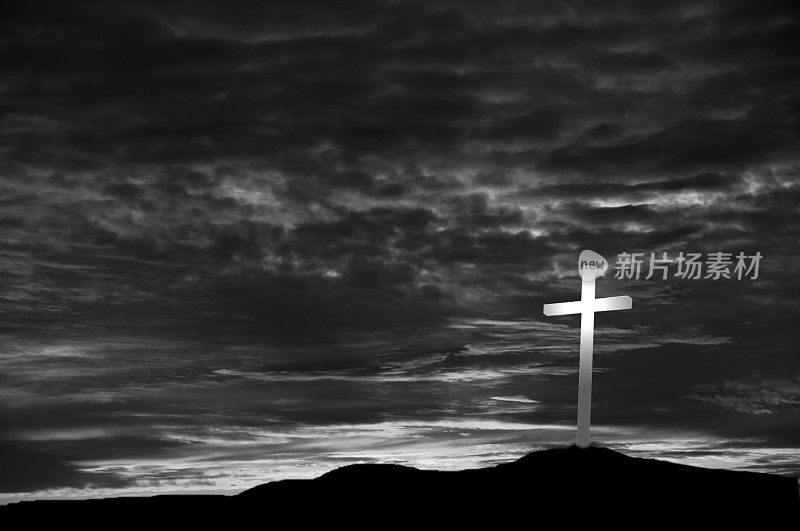 在耶稣受难日上发光的白色十字架黑色和白色。