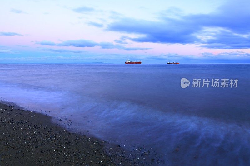 模糊的长曝光日落:蓬阿雷纳斯海岸，船只，南极巴塔哥尼亚