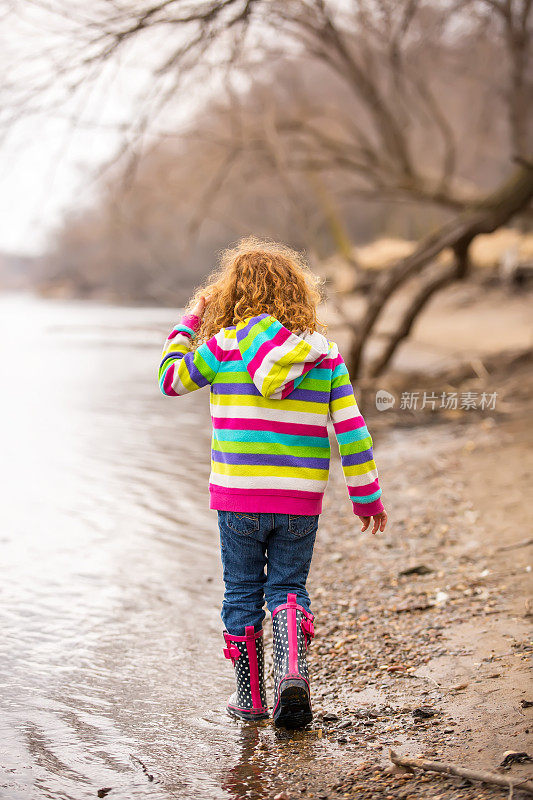 沿着密西西比河河岸散步的女孩