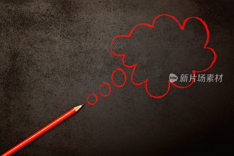 红铅笔蜡笔在黑板上想泡泡:添加你的信息!