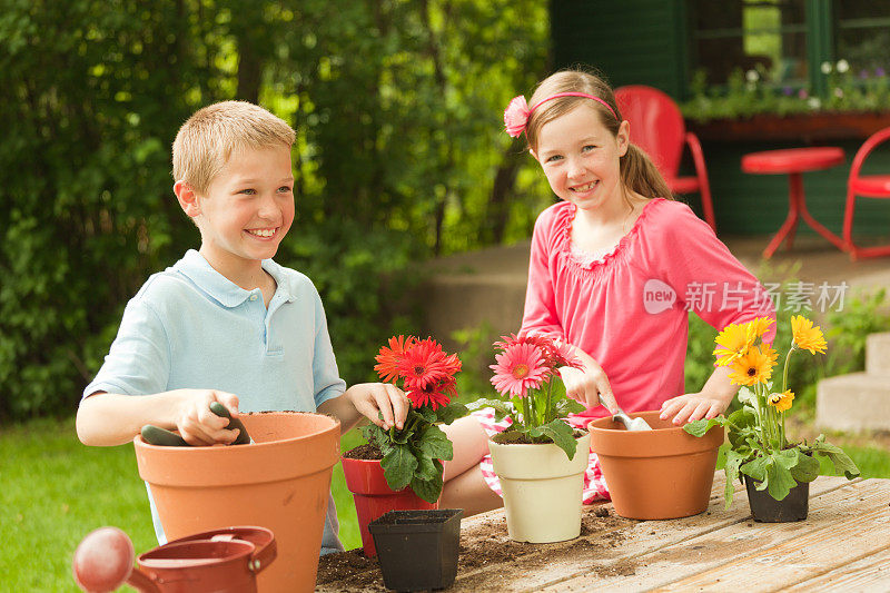 儿童学习园艺和种植Hz
