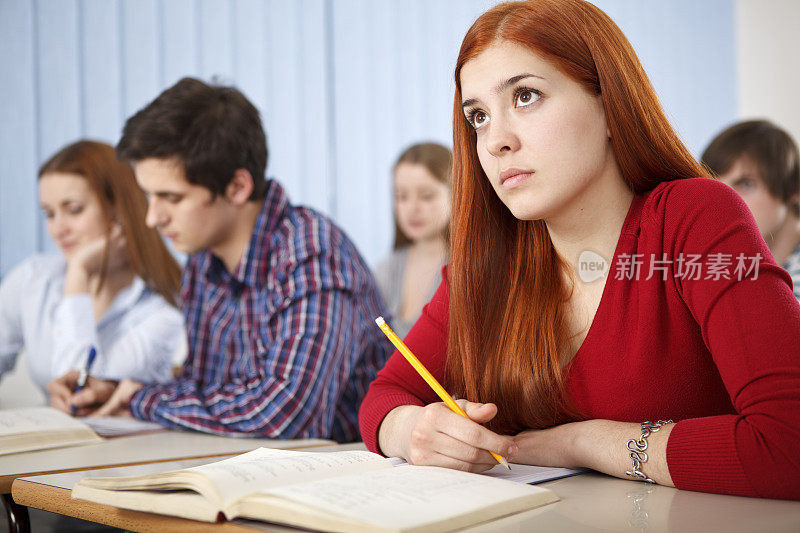 一群大学生在教室里学习