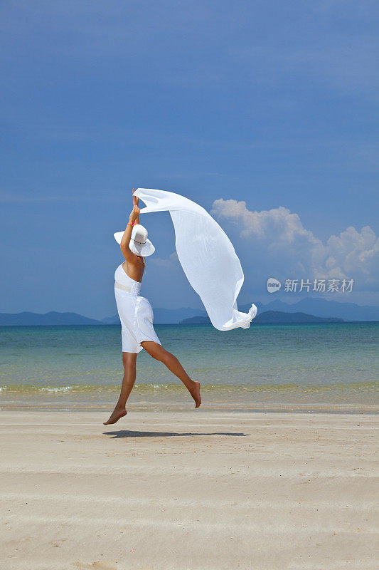 美女女孩跳在海的背景