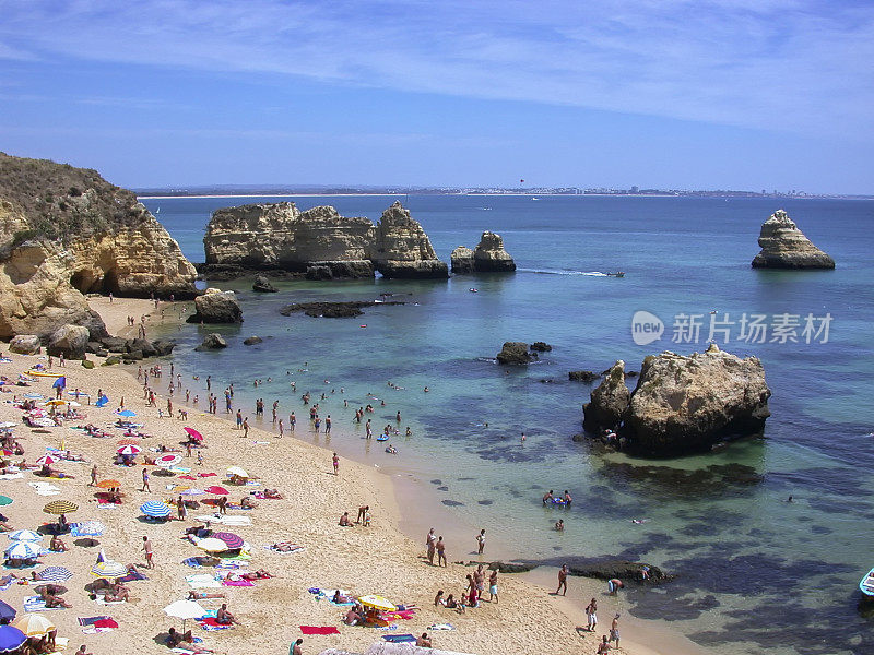 游客在美丽的海滩上