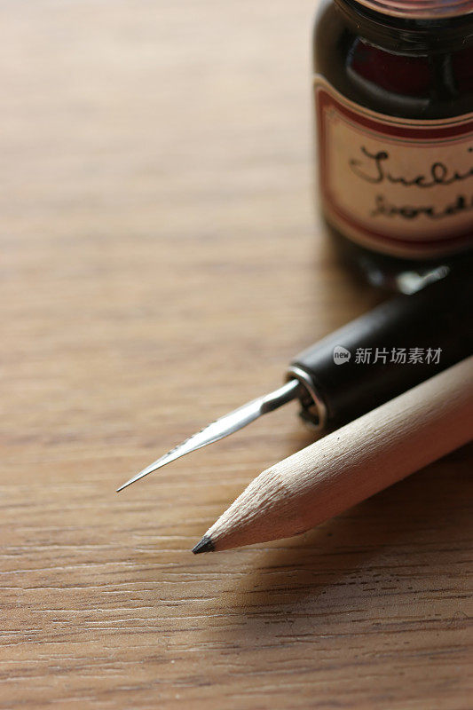 写作配件-钢笔，墨水和铅笔