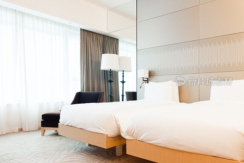 现代优雅酒店的两张单人床