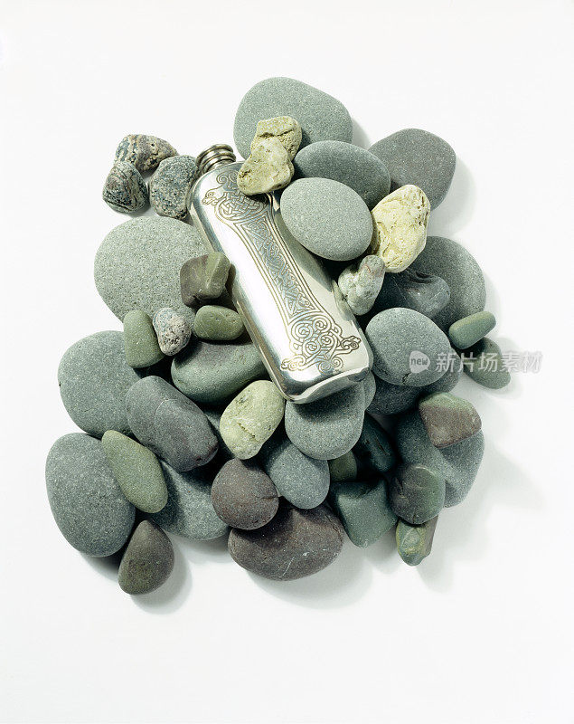 银瓶和绿石头