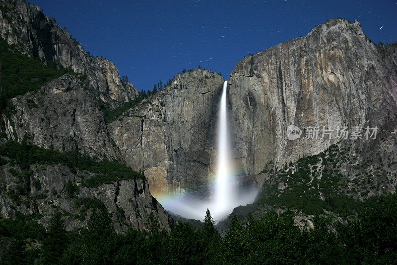 约塞米蒂瀑布之夜的月虹