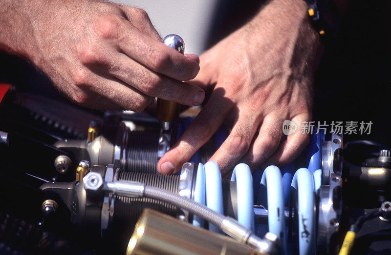 机械师正在修理赛车引擎