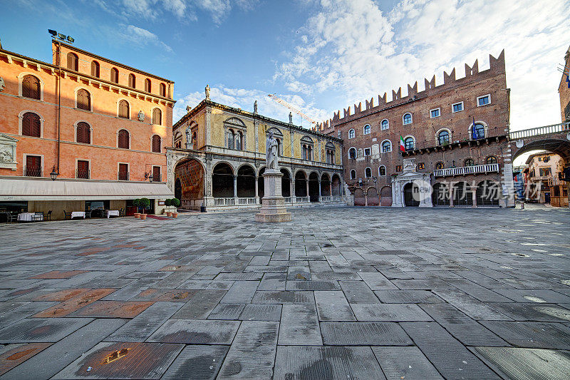 日出的绅士广场。Verona-Italy