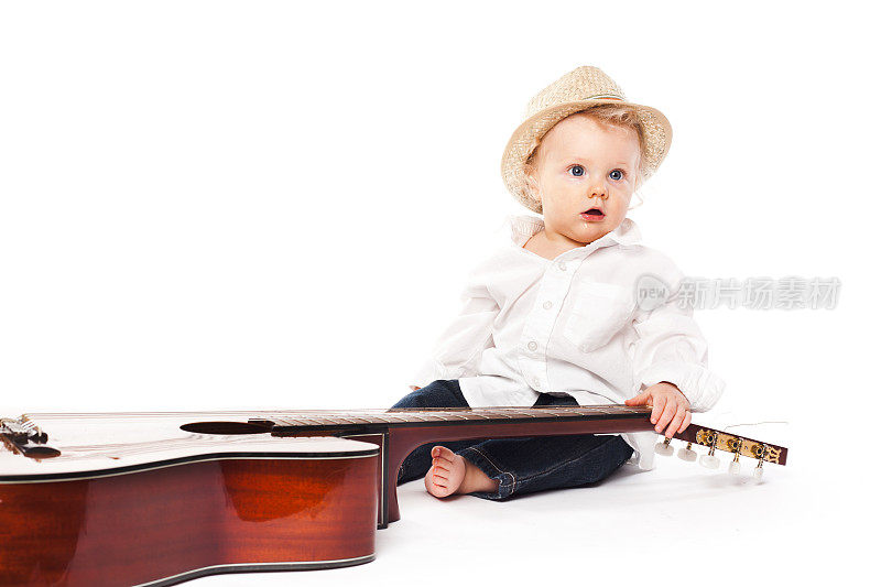小男孩拿着吉他摆姿势