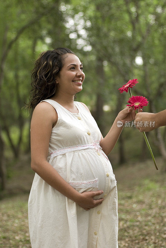 男人送花给孕妇